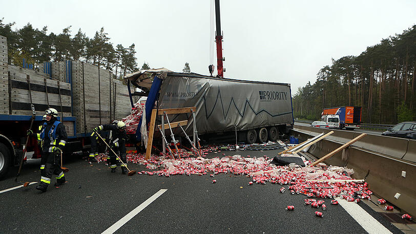 Bei einem schweren Lkw-Unfall auf der A6 behinderten dreiste Gaffer die Rettungsmaßnahmen massiv. Die Bilder von der Unfallstelle.