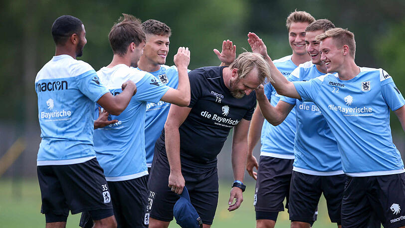 Trainer Daniel Bierofka (m.) hat viele Youngster in seinem Kader.