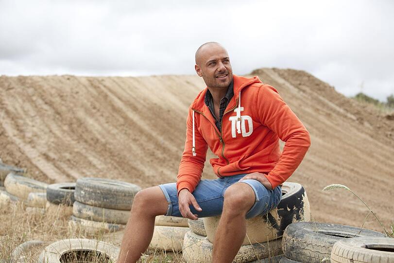 Bachelor Christian wartet an der Quad Bike Rennstrecke auf seine Ladies.