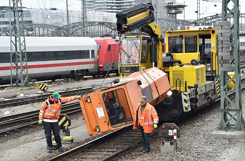 Das Elektrofahrzeug konnte nur mit Hilfe eines Schienenkrans geborgen werden.