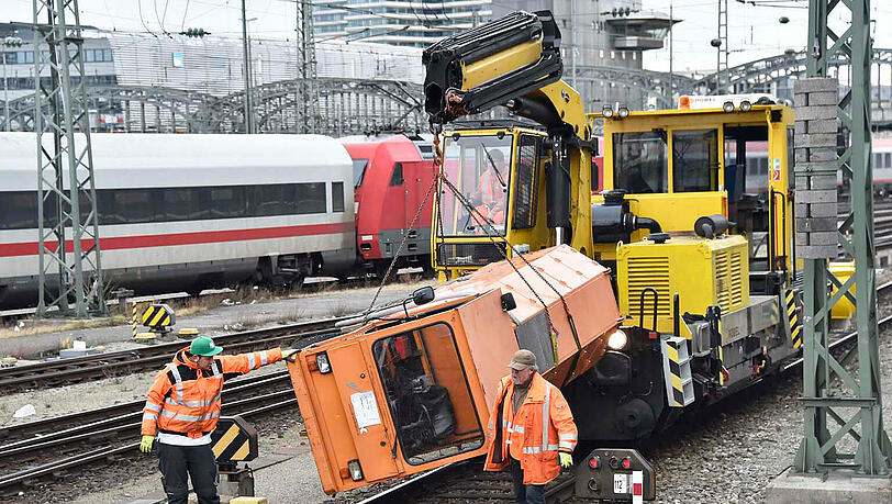 Das Elektrofahrzeug konnte nur mit Hilfe eines Schienenkrans geborgen werden. Das Elektrofahrzeug konnte nur mit Hilfe eines Schienenkrans geborgen werden.