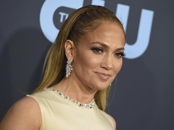 "Ihr seid zu mehr auserwählt worden, als nur auf das College zu gehen und einen Job anzunehmen. Ihr seid dazu auserwählt worden, die Welt zu verändern", sagt Jennifer Lopez.