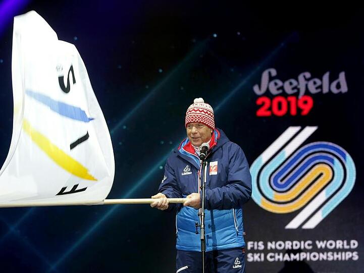 Eröffnungsfeier der Nordischen Ski-WM: ÖSV-Chef Peter Schröcksnadel schwenkt die Fahne des Weltskiverbandes.