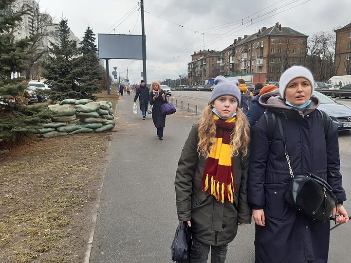 Kiew, 24. Februar: Sabina und Alla sind auf dem Weg zum Bahnhof. Im Hintergrund ist der kilometerlange Stau gen Westen zu sehen.