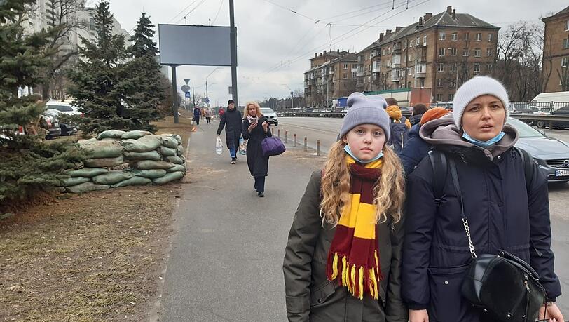 Kiew, 24. Februar: Sabina und Alla sind auf dem Weg zum Bahnhof. Im Hintergrund ist der kilometerlange Stau gen Westen zu sehen. Kiew, 24. Februar: Sabina und Alla sind auf dem Weg zum Bahnhof. Im Hintergrund ist der kilometerlange Stau gen Westen zu sehen.