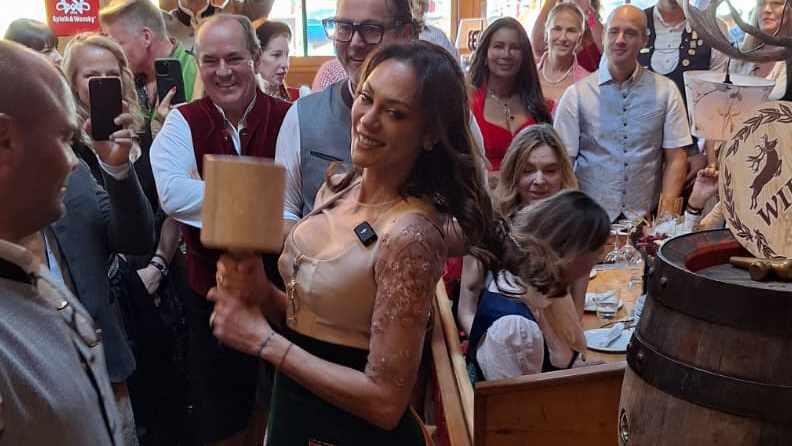 Lilly Becker übernimmt den Anstich in den Wildstuben.
