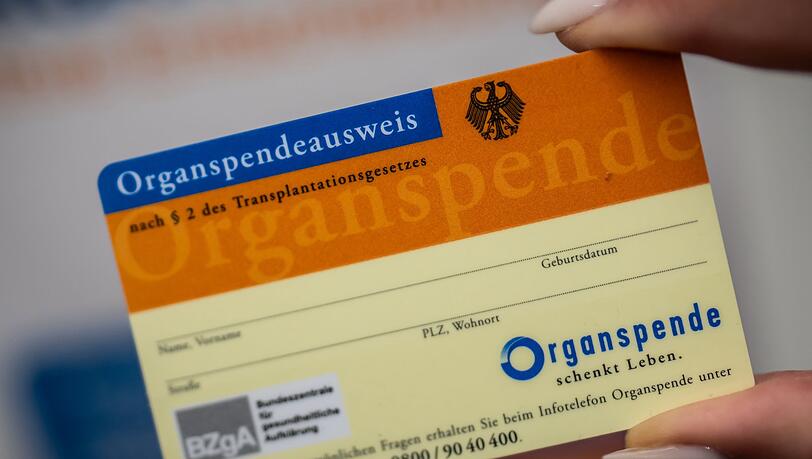 Ein Organspende-Ausweis dokumentiert die Entscheidung. (Archivbild)