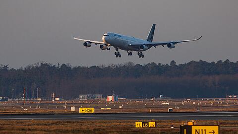 Am Morgen landete am Frankfurter Flughafen die erste Evakuierungsmaschine im Auftrag der Bundesregierung.