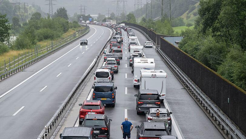 Auf der Autobahn A2 in Richtung Süden staut sich der Gotthard-Ferienreiseverkehr. Auf der Autobahn A2 in Richtung Süden staut sich der Gotthard-Ferienreiseverkehr.