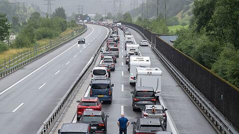 Auf der Autobahn A2 in Richtung S&uuml;den staut sich der Gotthard-Ferienreiseverkehr.