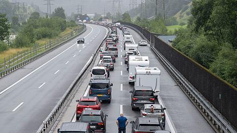 Auf der Autobahn A2 in Richtung S&uuml;den staut sich der Gotthard-Ferienreiseverkehr.