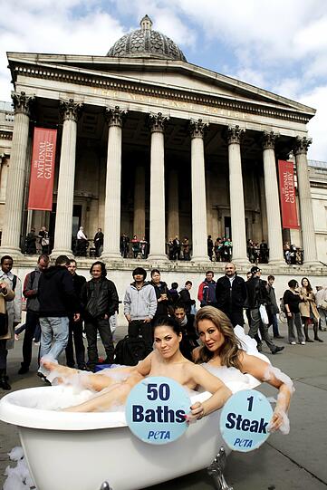 Das US-amerikanische Model Monica Harris und das britische Model Victoria Eisermann posieren vor der Nationalgalerie in London.