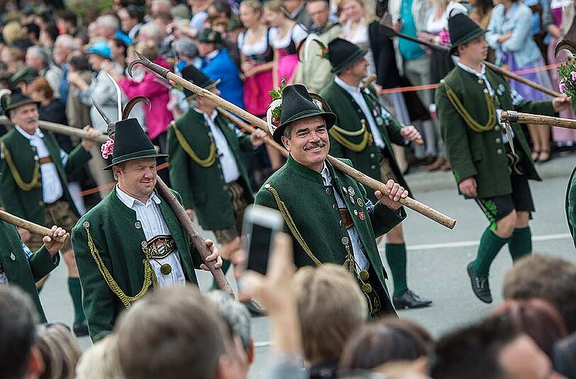 Trachtler beim Einzug der Wiesn-Wirte.