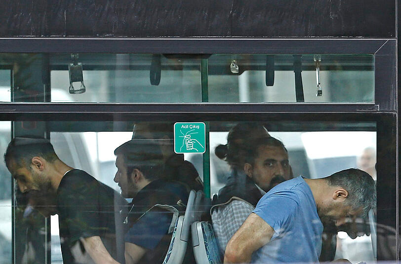 Verhaftete türkische Soldaten werden am 20. Juli mit dem Bus zu einer Gerichtsverhandlung in Istanbul gefahren. Mehr als zwei Wochen nach dem gescheiterten Putschversuch ist unklar, wohin viele Gefangene gebracht wurden oder was mit ihnen passiert ist. Foto: Sedat Suna