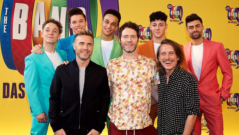 Vorne die Originale von heute: Gary Barlow (l.), Howard Donald und Mark Owen. Hinten die Besetzung im Musical "The Band" mit Prince Damien (im grünen Sakko), das im Oktober ins Deutsche Theater kommt. Vorne die Originale von heute: Gary Barlow (l.), Howard Donald und Mark Owen. Hinten die Besetzung im Musical "The Band" mit Prince Damien (im grünen Sakko), das im Oktober ins Deutsche Theater kommt.