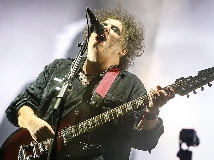 Die britische Band "The Cure" gibt mit Sänger Robert Smith beim Southside Festival ein Konzert.
