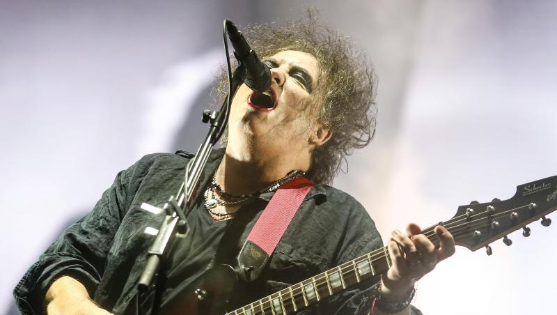 Die britische Band "The Cure" gibt mit Sänger Robert Smith beim Southside Festival ein Konzert.