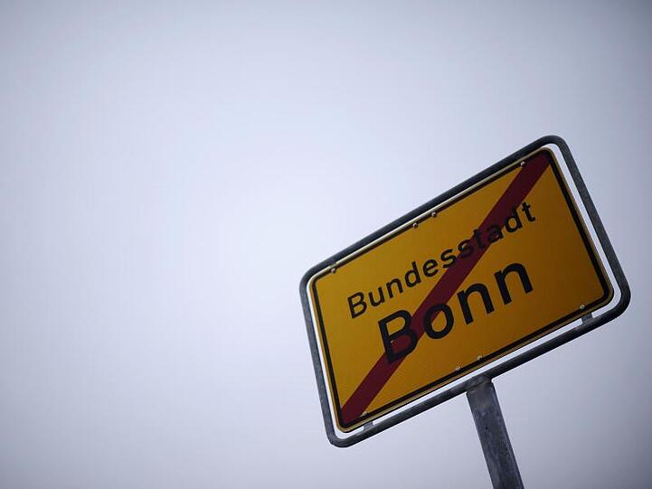 Armin Laschet: "Berlin ist doch schon heute völlig überhitzt und überfordert und kämpft um bezahlbaren Wohnraum. Welchen Sinn soll es machen, jetzt noch tausende Beamte und ihre Familien mit Milliarden-Kosten nach Berlin umzusiedeln?"