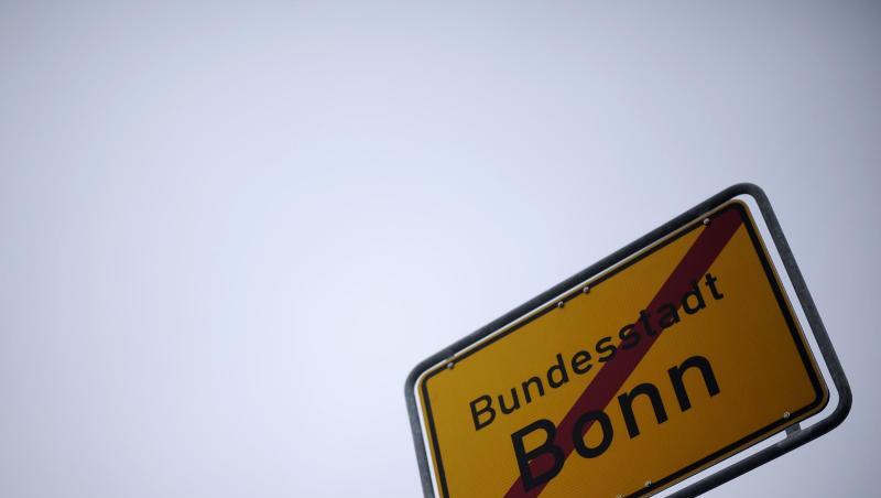 Armin Laschet: "Berlin ist doch schon heute völlig überhitzt und überfordert und kämpft um bezahlbaren Wohnraum. Welchen Sinn soll es machen, jetzt noch tausende Beamte und ihre Familien mit Milliarden-Kosten nach Berlin umzusiedeln?" Armin Laschet: "Berlin ist doch schon heute völlig überhitzt und überfordert und kämpft um bezahlbaren Wohnraum. Welchen Sinn soll es machen, jetzt noch tausende Beamte und ihre Familien mit Milliarden-Kosten nach Berlin umzusiedeln?"