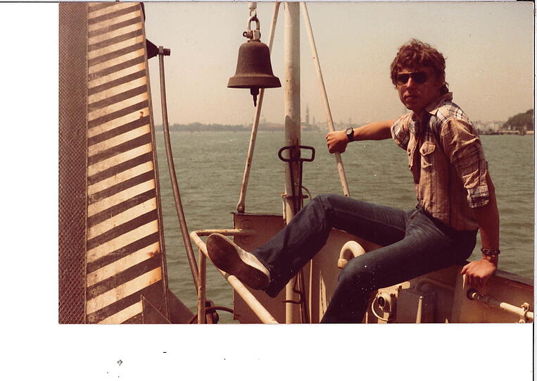 Mit Schlag-Jeans und Sonnenbrille auf einem Boot vor Venedig - einer von mehreren Kurzurlauben.