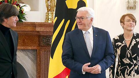 Bundespräsident Frank-Walter Steinmeier und seine Frau Elke Büdenbender empfangen im Schloss Bellevue Joachim Löw.
