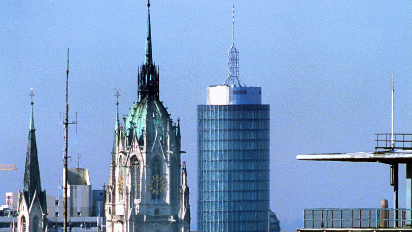 Die zusammengerückte Münchner Skyline: Im Vordergrund das Backstein-Hochhaus an der Blumenstraße, das kurz nach dem Bau als "obszön" kritisiert worden war.