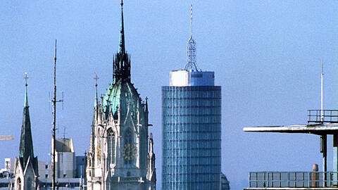 Die zusammengerückte Münchner Skyline: Im Vordergrund das Backstein-Hochhaus an der Blumenstraße, das kurz nach dem Bau als "obszön" kritisiert worden war.