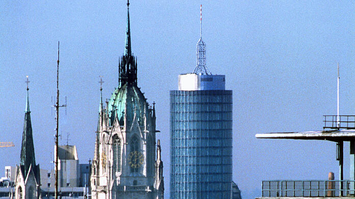 Die zusammengerückte Münchner Skyline: Im Vordergrund das Backstein-Hochhaus an der Blumenstraße, das kurz nach dem Bau als "obszön" kritisiert worden war. (Archivbild)