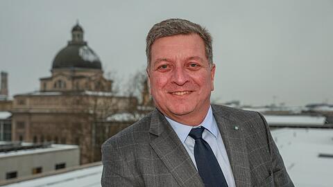 Christian Bernreiter auf dem Dach des Bau- und Verkehrsministeriums in München.