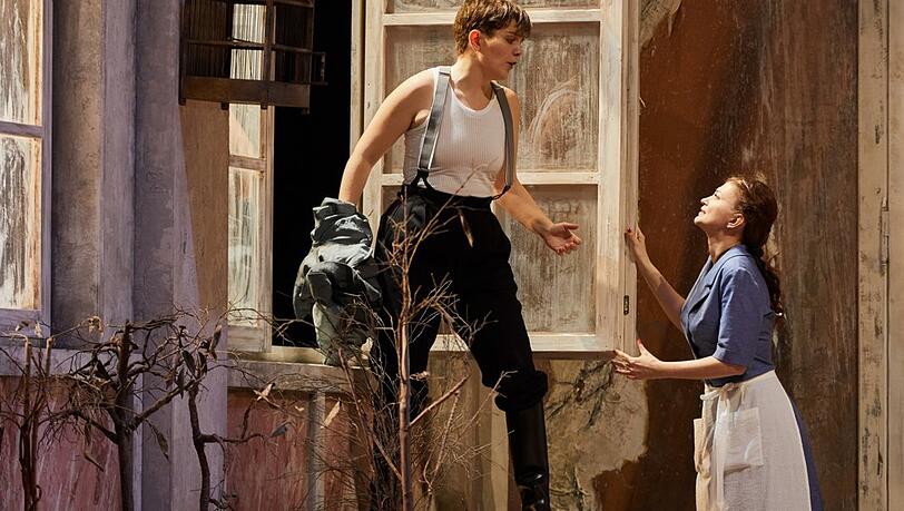 Sophie Rennert (Cherubino,, links) mit Mária Celeng (Susanna) in "Le nozze di Figaro" im Gärtnerplatztheater. Sophie Rennert (Cherubino,, links) mit Mária Celeng (Susanna) in "Le nozze di Figaro" im Gärtnerplatztheater.