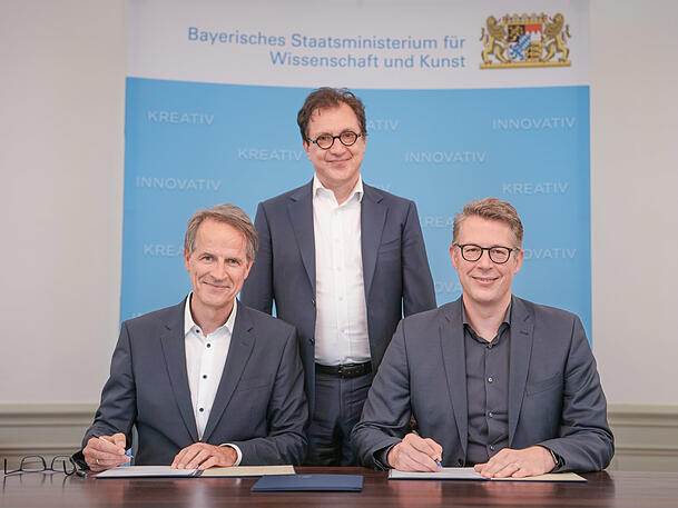 Patrick Wasserbauer, Serge Dorny und Markus Blume bei der Vertragsunterzeichnung. Patrick Wasserbauer, Serge Dorny und Markus Blume bei der Vertragsunterzeichnung.