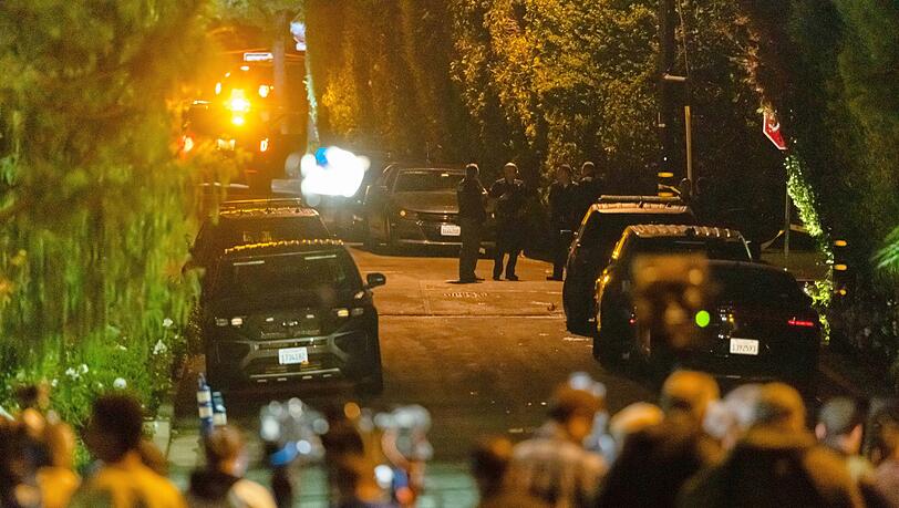 Großer Medienrummel beim Haus von Rob Reiner im Stadtteil Brentwood in Los Angeles. Großer Medienrummel beim Haus von Rob Reiner im Stadtteil Brentwood in Los Angeles.