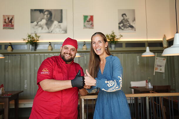 Pizzab&auml;cker Ciro Borrelli und Kathrin Wickenh&auml;user-Egger haben gemeinsam am perfekten Pizzateig get&uuml;ftelt.