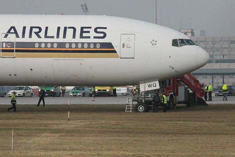 Die Boeing 777 der Singapore Airlines: Bei der Landung am Münchner Flughafen am Donnerstag begann das Flugzeug aus bisher unbekannten Gründen zu Rauchen. Es raste über die Landebahn, blieb in einem Rasenstück stecken und stoppte schließlich.