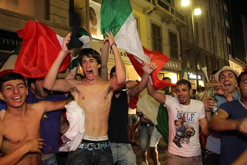 Ausgelassene Stimmung auch in Rom, Turin und Neapel.