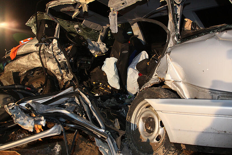 Horror-Crash vor Tacherting bei Traunstein: Ein Golffahrer übersieht ein Stoppschild und rauscht über eine Kreuzung. Die 41-jährige Fahrerin eines Ford Galaxy kann nicht mehr bremsen und knallt in das Auto. Die Insassen des VW Golf sterben noch am Unfallort. Die Bilder.