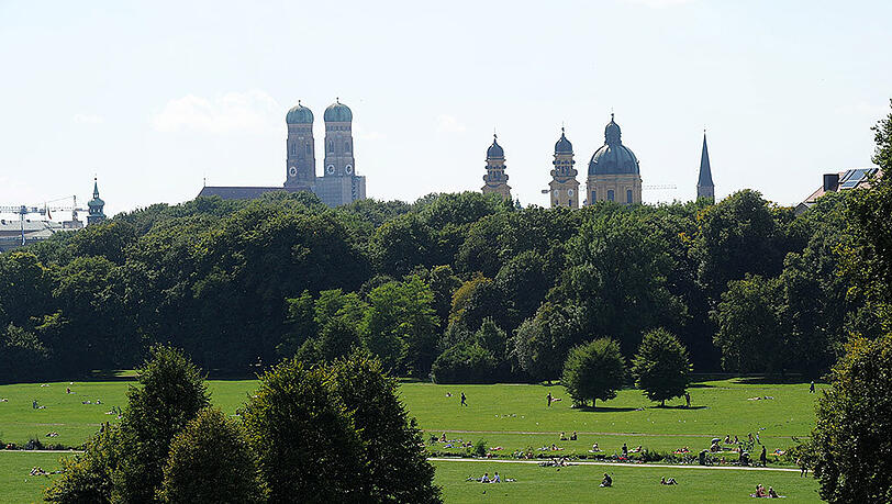 Vom Englischen Garten aus sieht es gar nicht so schlecht aus. Tatsächlich hat München allerdings unterdurchschnittlich wenig Grün zu bieten. Vom Englischen Garten aus sieht es gar nicht so schlecht aus. Tatsächlich hat München allerdings unterdurchschnittlich wenig Grün zu bieten.