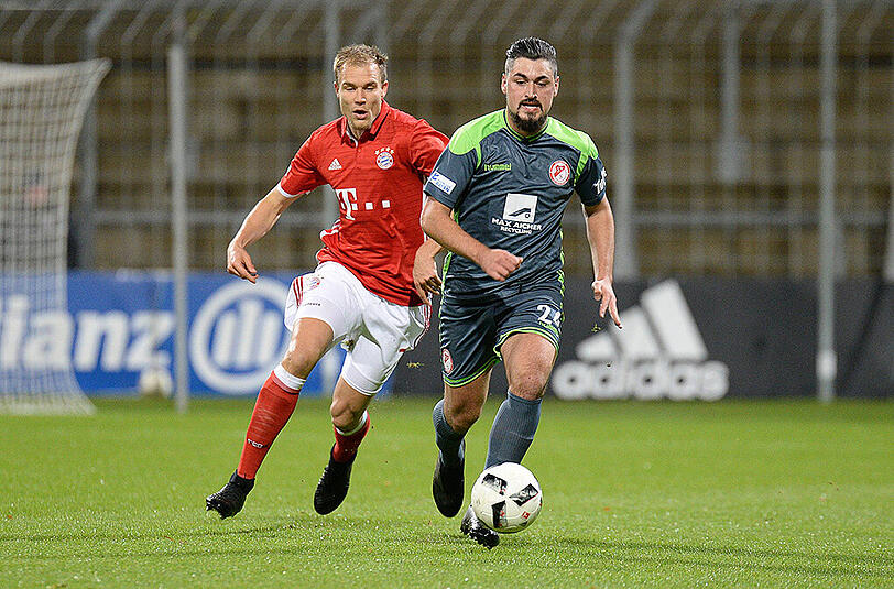Holger Badstuber (links) im Zweikampf mit Lino D Adamo vom SV Seligenporten.
