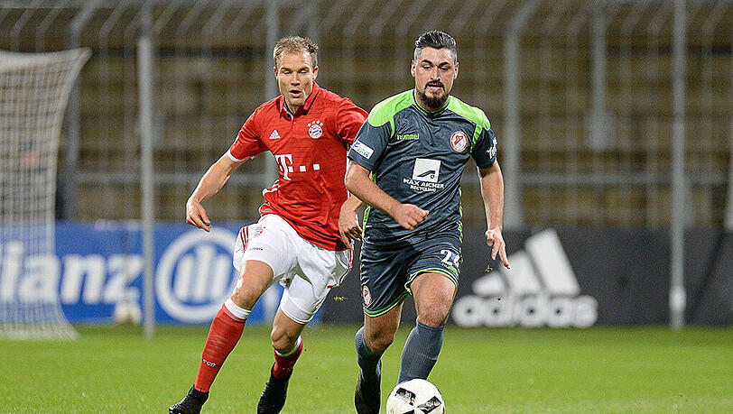 Holger Badstuber (links) im Zweikampf mit Lino D Adamo vom SV Seligenporten.