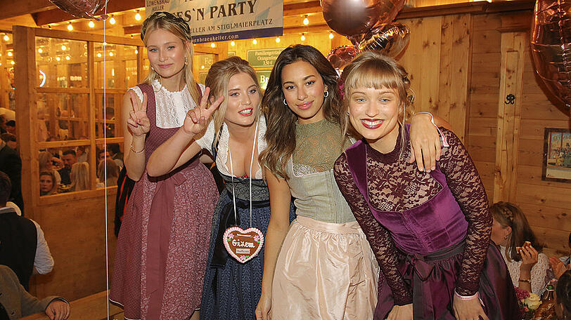 Wie Carolin Niemczyk, Luna Schweiger, Gizem Emre und Caro Cult (v. l.) ihre Dirndl wohl wieder sauber bekommen?