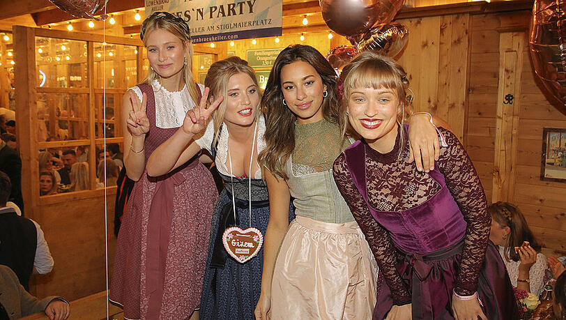 Wie Carolin Niemczyk, Luna Schweiger, Gizem Emre und Caro Cult (v. l.) ihre Dirndl wohl wieder sauber bekommen? Wie Carolin Niemczyk, Luna Schweiger, Gizem Emre und Caro Cult (v. l.) ihre Dirndl wohl wieder sauber bekommen?
