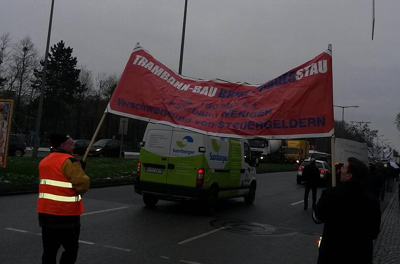 So sahen die wartenden Autofahrer den Demo-Zug von hinten.