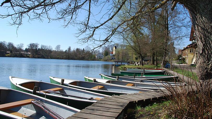 Der Weßlinger See. Hier gibt es Zerkarien, die auf der menschlichen Haut juckende Pusteln hinterlassen können.
