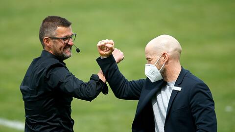 Corona-korrekter Unterarm-Jubel: Michael Köllner (l.) und Günther Gorenzel.