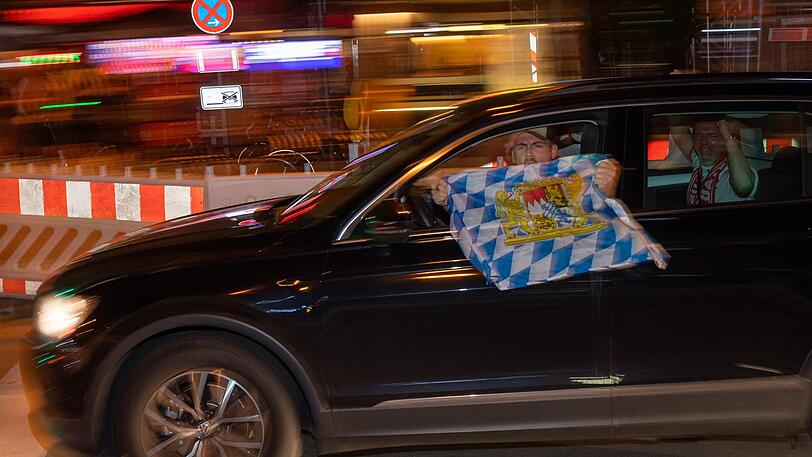 Ein hupender Bayern-Fan ist bei der Triple-Feier mit Eiern beworfen worden. (Symbolbild)