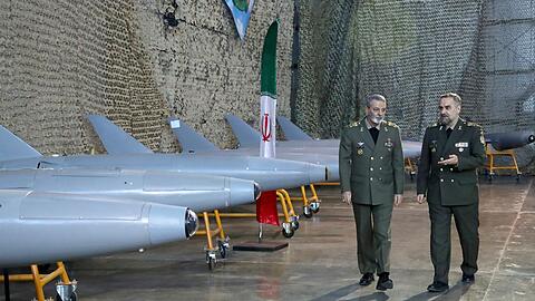 Irans Verteidigungsminister, General Mohammed-Resa Aschtiani (r), spricht mit dem Befehlshaber der Armee, General Abdolrahim Mussawi, während einer Zeremonie zur Übergabe der im Inland gebauten Drohnen an die Armee (Archivbild).
