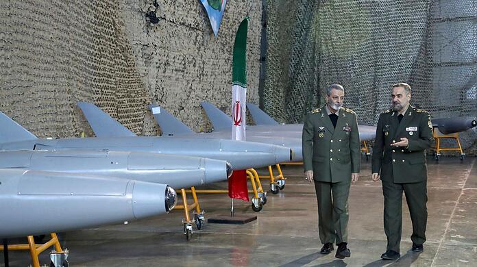 Irans Verteidigungsminister, General Mohammed-Resa Aschtiani (r), spricht mit dem Befehlshaber der Armee, General Abdolrahim Mussawi, während einer Zeremonie zur Übergabe der im Inland gebauten Drohnen an die Armee (Archivbild). Irans Verteidigungsminister, General Mohammed-Resa Aschtiani (r), spricht mit dem Befehlshaber der Armee, General Abdolrahim Mussawi, während einer Zeremonie zur Übergabe der im Inland gebauten Drohnen an die Armee (Archivbild).