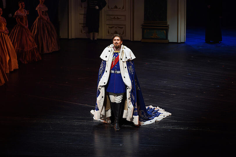 Auch der Kini (Daniel Mladenov) bittet zur musikalischen Audienz ins Prinzregententheater.