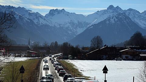 Besonders hoch ist die Staugefahr laut ADAC auf dem Weg in die Berge. (Archivbild)