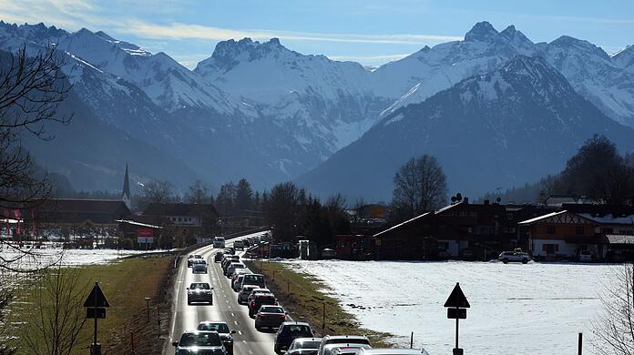 Besonders hoch ist die Staugefahr laut ADAC auf dem Weg in die Berge. (Archivbild)
